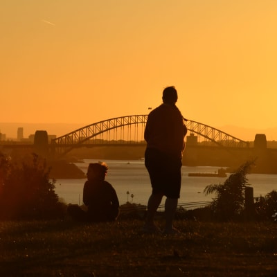 Personer som njuter av solnedgången i Australien.