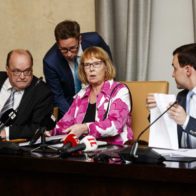 Tapani Tölli, Annika Lapintie och Wille Rydman på grundlagsutskottets presskonferens i riksdagen. 