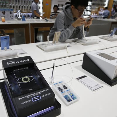 En Samsung Galaxy Note 7-telefon på en försäljningsdisk i en butik.