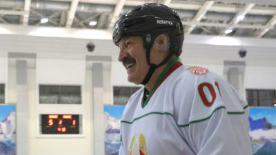 Aleksandri Lukasjenko skrattar.