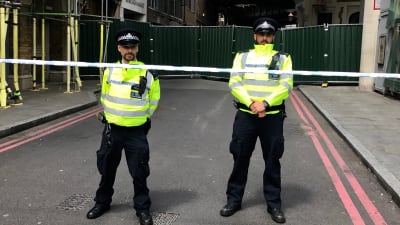 Londonpoliser står vakt utanför ingången till Borough Market, där flera människor höggs ihjäl i terrorattacken den 3 juni 2017.