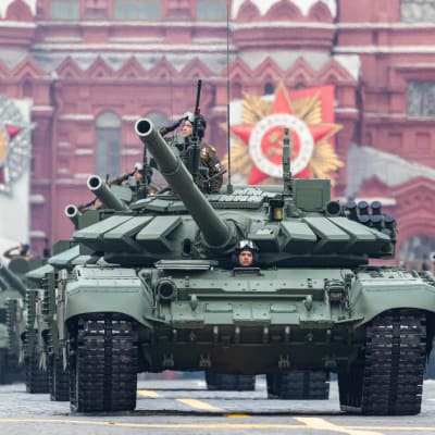 Pansarvagnar under parad på Röda torget i Moskva. 