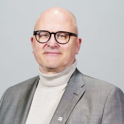 Jouko Jokinen kuvattuna studiossa.