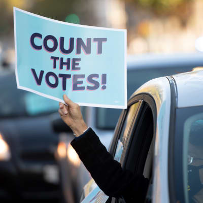 Demonstranter nära Vita huset i Washington den 5 november kräver att rösterna ska räknas.