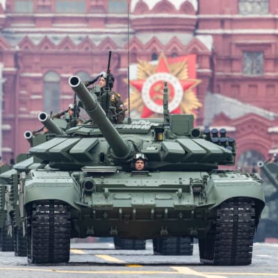 Pansarvagnar under parad på Röda torget i Moskva. 