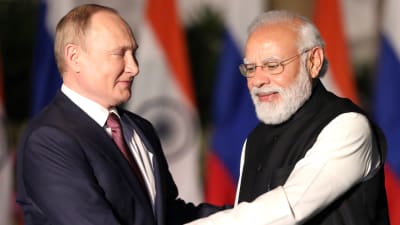 Vladimir Putin skakar hand med Narendra Modi.
