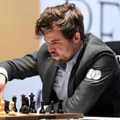 Magnus Carlsen shakkilaudan äärellä Dubaissa 10. joulukuuta 2021 