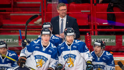 Jukka Jalonen lotsar sina spelare i den svenska EHT-turneringen i februari.