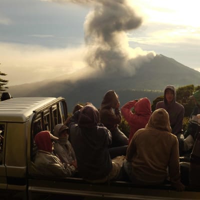 Människor tittar på när stora mängder rök stiger upp från vulkanen Turrialba i Costa Rica.