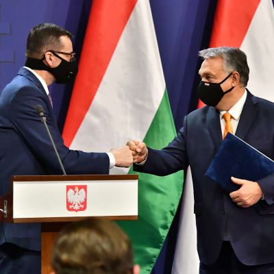 Puolan ja Unkarin pääministerit tekevät nyrkkitervehdyksen
