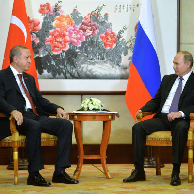 Turkiets premiärminister Recep Tayyip Erdoğan och Rysslands president Vladimir Putin i samtal under G20-mötet i Hangzhou i Kina.
