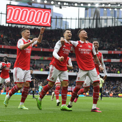 Arsenalin pelaajat juhlivat.