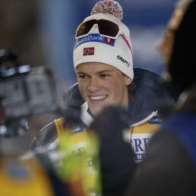 Johannes Kläbo hymyilee haastattelussa.