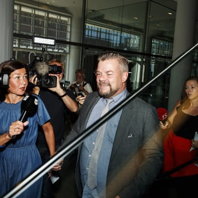 Jari Sillanpää anländer till Helsingfors tingsrätt. 