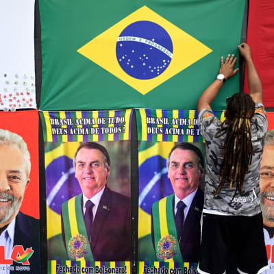 Bilder av den brasilianske presidenten och omvalskandidaten Jair Bolsonaro och den tidigare presidenten (2003-2010) och presidentkandidaten Luiz Inacio Lula da Silva 