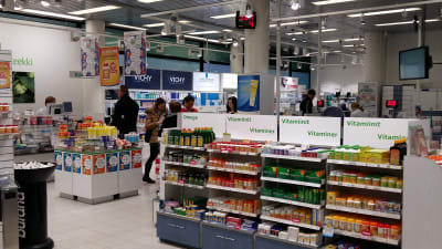vitaminer på hyllan i ett apotek