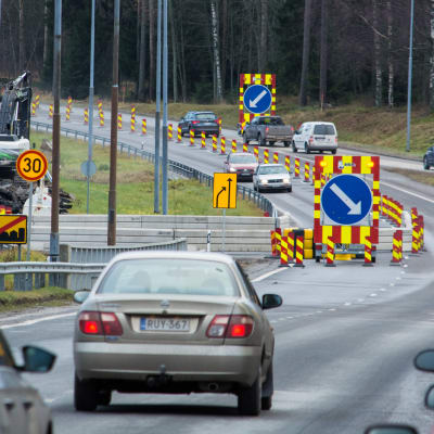 Bilar på en motorväg.