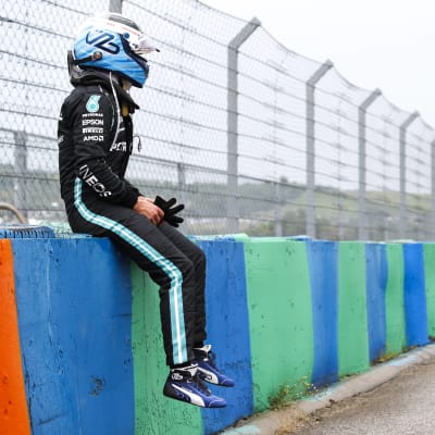 Valtteri Bottas sitter på kantvägg.