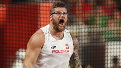Pawel Fajdek ryter efter släggkast.