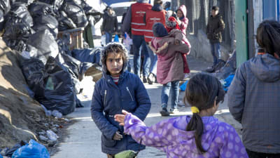 Pakolaisia Morian pakolaislerissä.
