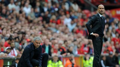 Jose Mourinho hukar ner sig bredvid tränarkollegan Pep Guardiola i Manchester-derbyt i Premier League 2016.