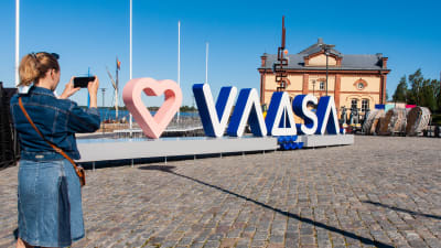 En stor reklamskylt för staden Vasa