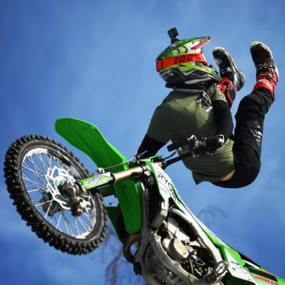 Motocrossföraren Sebastian Westberg i luften.