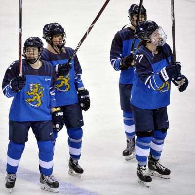 Isa Rahunen, Linda Välimäki, Ella Viitasuo och Susanna Tapani tackar publiken efter USA-matchen.