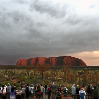 Turister framför Uluru.
