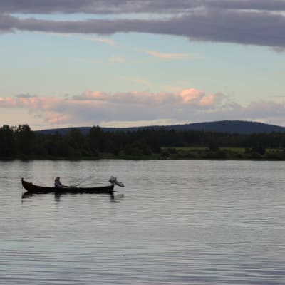Kalastaja veneellään Tornionjoella Pellossa