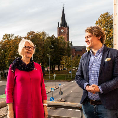 Arja Isotalo och Otto Andersson vid Lovisa torg.