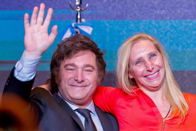 Milei firade sin seger tillsammans med sin syster och kampanjchef Karina Milei. Hon sägs vara hans enda förtrogna. Hon och hans fem klonade hundar.