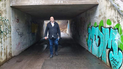 Marcus Rosenlund i en tunnel på väg till sin gamla skola, Granhultskolan.