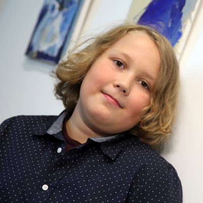 9-vuotias Wiljam Löppönen pitää pikkusiskonsa kanssa taidenäyttelyn Savonlinnassa