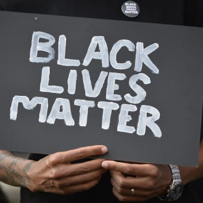 Demonstranter höll upp skyltar med texten "Black lives matter".
