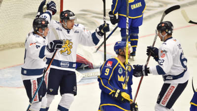 Tommi Kivistö, Markus Hännikäinen och Oskar Osala fick fira i EHT-segern över Sverige.