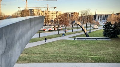 Minnesmärket "Bruten linje" i Tallinn. Vid foten av märket finns namnet på alla dödsoffer i en de värsta civila fartygsolyckorna i historien. 