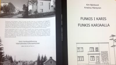 En bokpärm med ett tecknat hus i funkisstil och ett fotografi i samma tema.