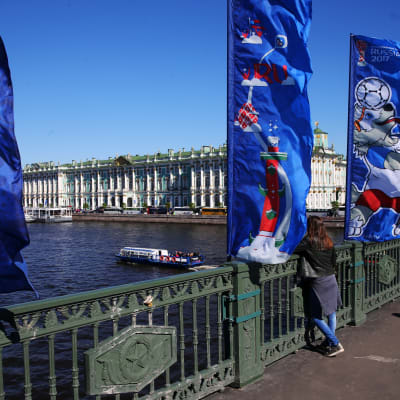Flaggorna vajar i St Petersburg inför Confederations Cup.