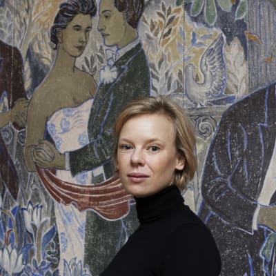 Skådespelaren Alma Pöysti framför en av Tove Janssons fresker på Helsingfors konstmuseum HAM. 