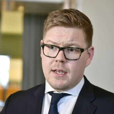 En närbild Av en man i körk kostym och  slips. Ordföranden för Socialdemokraternas riksdagsgrupp Antti Lindtman i riksdagen den 4 december 2019.