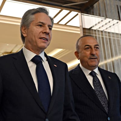 Yhdysvaltain ulkoministeri Antony Blinken (vasemmalla)  ja Turkin ulkoministeri Mevlüt Çavuşoğlu Turkin Ankarassa 20. helmikuuta 2023.