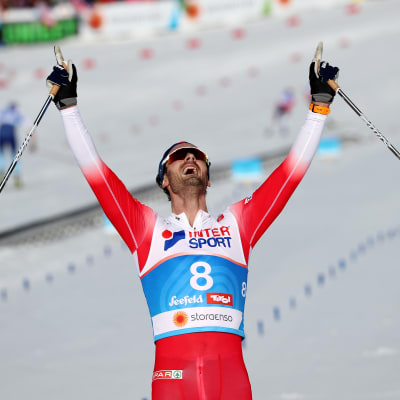 Hans Christer Holund firar.