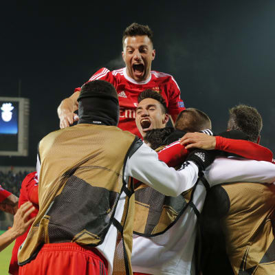 Benficas spelare firar avancemang i Champions League, Zenit-Benfica, mars 2016.