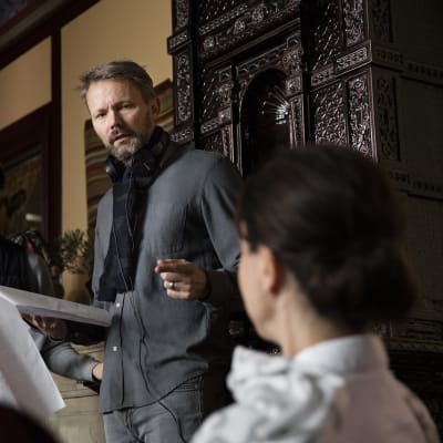 Regissör Felix Herngren instruerar under inspelningarna av Bonusfamiljen.