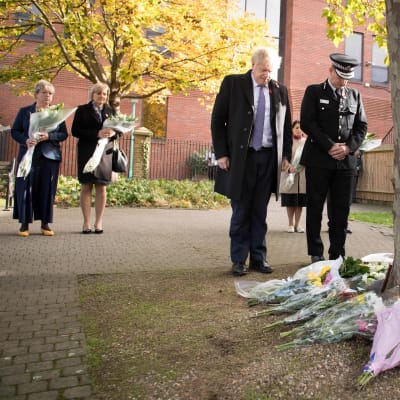 Premiärminister Boris Johnsons hedrar minnet av de 39 personer som hittades döda i en långtradare