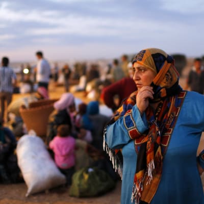 En syrisk flykting vid gränsen mellan Syrien och Turkiet. Turkiet är ett av länderna som öppnat portarna för flest syriska flyktingar.