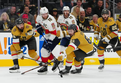 Aleksander Barkov bevakas av två Vegas-spelare.