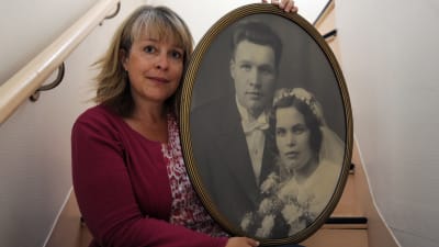 Svenska Yles redaktör Louise Bergman håller i ett gammalt bröllopsfotografi