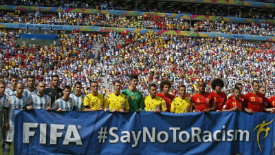 Argentingas och Belgiens spelare med Say no to racism-banderoll, VM 2014.